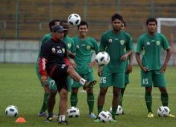 Aji Santoso memimpin latihan pemain Persebaya 1927.