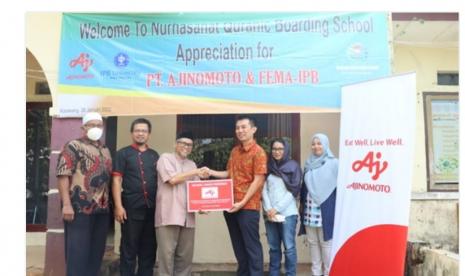 Ajinomoto memberikan informasi mengenai pola makan sehat kepada lebih dari 200 santri dan santriwati Pesantren Alquran Nurhasanat, Karawang, Jawa Barat.