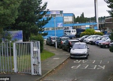 Akademi Quest, yang lebih dikenal dengan nama Selsdon High School, di Croydon, London, melarang muridnya dari kontak fisik. 