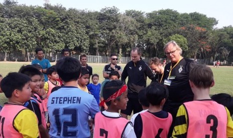 Akademi sepak bola Young Warrior yang bermarkas di Deutsche Schule Jakarta (DSJ), Tangerang Selatan, Banten mendapat pelatihan singkat dari akademi sepak bola Jerman, Borussia Muenchengladbach pada Jumat (15/11).