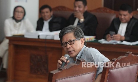 Akademisi Rocky Gerung memberikan kesaksian dalam sidang kasus dugaan penyebaran berita bohong atau hoaks dengan terdakwa Ratna Sarumpaet di PN Jakarta Selatan, Jakarta, Selasa (23/4/2019).