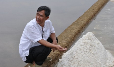 akal calon bupati Cirebon, Nasihin saat mengunjungi ke sentra petani garam di Kandawaru, Kabupaten Cirebon, Selasa (18/7).