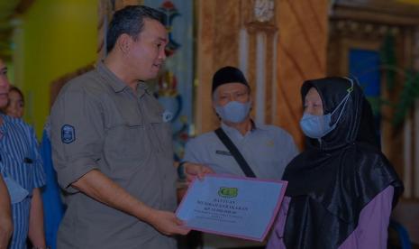 Akan tetapi yang tidak disangka oleh Kina adalah orang nomor wahid di Bumi Serasan Sekate, Plt Bupati Beni Hernedi SIP hadir langsung ke Desa Karang Agung dengan mengantarkan secara langsung bantuan untuk dirinya dan keluarga. 