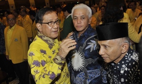 Akbar Tanjung (Kiri) Hatta Rajasa (Tengah) Amin Rais (kanan)