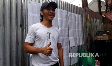 Akhadi Wira Satriaji alias Kaka Slank, usai mencoblos di TPS 16 Pancoran, Jakarta Selatan, Rabu (19/4).