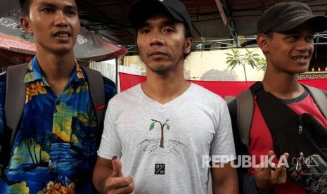 Akhadi Wira Satriaji alias Kaka Slank, usai mencoblos di TPS 16 Pancoran, Jakarta Selatan, Rabu (19/4).