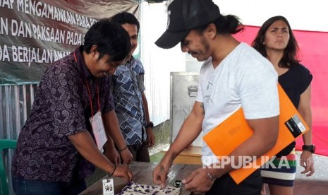 Akhadi Wira Satriaji alias Kaka Slank, usai mencoblos di TPS 16 Pancoran, Jakarta Selatan, Rabu (19/4).