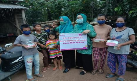 Akhir Ramadhan ini Panti Yatim Indonesia (PYI) bisa terus menyalurkan makanan berbuka untuk yatim, dhuafa dan massyarakat yang membutuhkan. 50 makanan berbuka tersebut disalurkan di Kampung Ciptaharja kecamatan Cipatat Kabupaten Bandung Barat, Ahad (9/5).