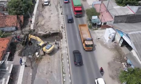 Akibat adanya perbaikan gorong-gorong di pantura Indramayu, polisi berlakukan rekayasa contraflow, Kamis (11/7/2024). 