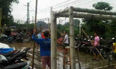 Akibat banjir, warga membuat tenda darurat di Jalan Bukit Duri1 Manggarai, Jakarta Selatan, Kamis (17/1) pagi.