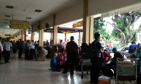 Akibat penutupan runway ribuan penumpang menumpuk di Bandara Adisutjipto, Kamis (2/2)