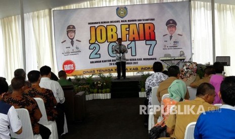 Wakil Bupati Indramayu membuka Job Fair 2017 di halaman dinas Tenaga Kerja Kabupaten Indramayu, Selasa (28/11). Dalam kegiatan yang akan dilaksanakan hingga 30 November itu, terdapat 5.022 lowongan kerja yang bisa dipilih para pencari kerja.