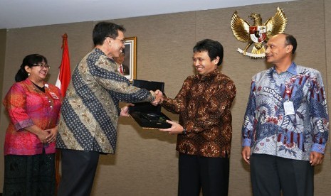 akil Kepala SKK Migas, M.I Zikrullah (kiri) menyerahkan penghargaan ke Perwakilan Saka Indonesia Sesulu yang mendapat peringkat emas atas kinerja eksplorasi di kantor SKK Migas, Jakarta, Rabu (27/5).