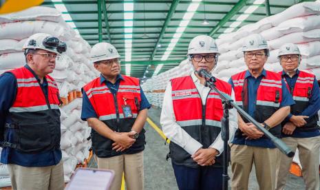 Wakil Menteri BUMN Pahala Nugraha Mansury (tengah). Wakil Menteri BUMN Pahala Nugraha Mansury menyampaikan salah satu terobosan terjadi pada PTPN II yang sudah tidak membayar santunan hari tua selama 10 tahun terakhir. Berkat transformasi menyeluruh dalam tiga tahun terakhir, Pahala menyampaikan PTPN II kini mampu membayarkan santunan hari tua sebesar Rp 410 miliar.