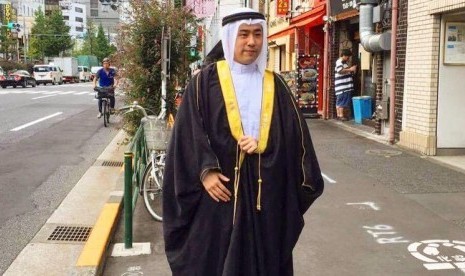 Akira Takatoriya, pria Jepang yang tak sungkan mengenakan pakaian khas warga Arab Saudi sambil berjalan-jalan di tengak Kota Jepang