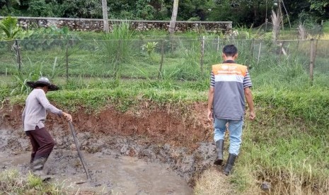 Akmal, peternak binaan Rumah Zakat akan menambah kolam lagi.