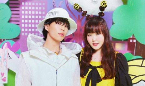 AKMU. Lagu AKMU berjudul Love Lee berhasil berada di posisi satu chart Melon selama 9 pekan berturut-turut.