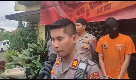 AKP Hima Rawalasi saat memberikan keterangan pers terkait kasus penganiayaan ke pelajar SMPD kepada wartawan di Mapolsek Pacet Sabtu (17/6/2023).