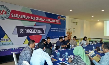 AKPAR dan AMIK BSI menggelar sarasehan dengan dunia industri di Yogyakarta.