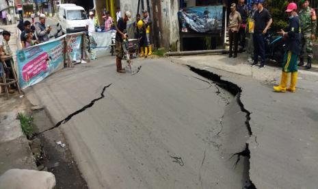 Akses jalan Cibolerang di Kota Bandung sebagai jalur alternatif menuju Kabupaten Bandung dan Cimahi mengalami ambles, Jumat (2/12/2022) pagi. Jalan yang berada di atas jembatan ini ambles diduga karena tergerus air sungai yang tinggi dan berada di bawahnya. 