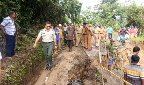 Akses jalan di Nagari Kumanis, Kabupaten Sijunjung, Sumatra Barat terputus akibat intensitas hujan yang tinggi dalam sepekan belakangan. 