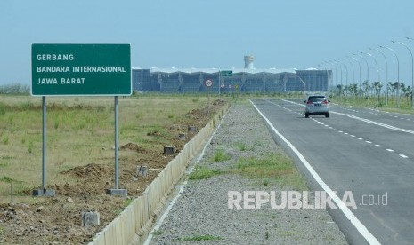 Akses jalan menuju Bandara Internasional Jawa Barat (BIJB), di Kertajati, Kabupaten Majalengka, Rabu (28/3).