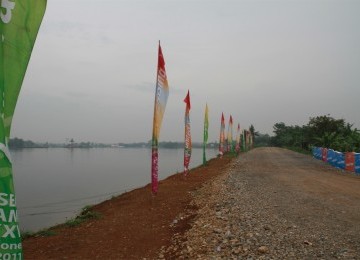 Akses jalan menuju lokasi pertandingan cabang olah raga Dayung, danau Cipule, Karawang, Jawa Barat, Kamis, 10/11/2011. (Republika Online/Fafa)