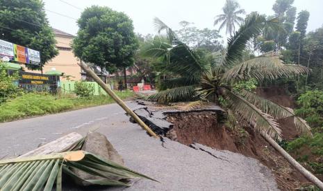 Akses jalan raya di Kecamatan Parungponteng, Kabupaten Tasikmalaya, ditutup total akibat bencana tanah longsor, Jumat (28/10/2022).