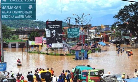  Akses jalan terendam banjir di Baleendah Kabupaten Bandung, Senin(3/3).  (foto: Septianjar Muharam)