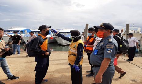 Akses transportasi laut menuju Kabupaten Kepulauan Seribu, DKI Jakarta, untuk sementara waktu dibatasi. 