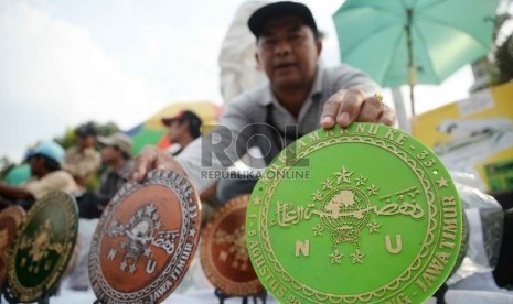 Aksesoris Muktamar NU: Aksesoris di jual dalam rangka Muktamar NU ke-33 di Alun-alun Jombang, Jatim, Senin (3/8). 