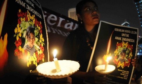 Aksi 1.000 lilin untuk Engeline di Bundaran HI, Jakarta, Kamis (11/6) malam.