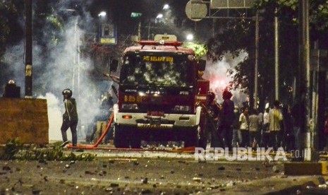 Aksi 22 Mei. Sejumlah massa melakukan pembajakan sebuah mobil pemadam kebakaran di jalan Kemanggisan Utama, Slipi Jaya, Jakarta (ilustrasi)