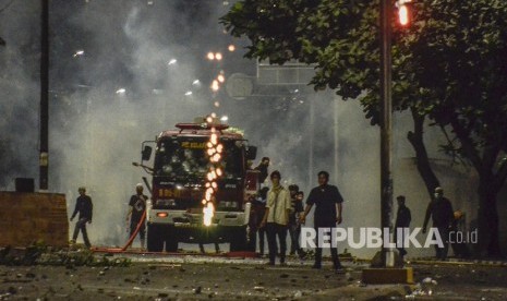 Aksi 22 Mei. Sejumlah massa melakukan pembajakan sebuah mobil pemadam kebakaran di jalan Kemanggisan Utama, Slipi Jaya, Jakarta, Kamis (23/5).