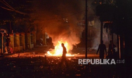 Aksi 22 Mei. Sejumlah massa membakar ban di tengah jalan Kemanggisan Utama, Slipi Jaya, Jakarta, Kamis (23/5).