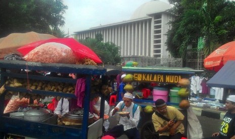 Aksi 313 dimanfaatkan pedagang untuk berjualan di sekitar Masjid Istiqlal, Jakarta, Jumat (31/3)