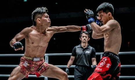 Aksi Adrian 'Papua Bad Boys' Mattheis di Panggung One Championship.