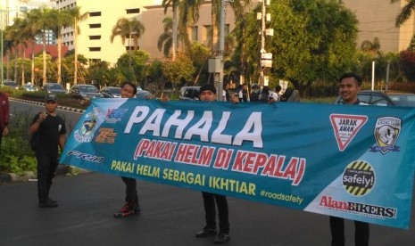 Aksi Aksi Simpatik Pakai helm di kepala (Pahala)  ketika digelar Jumat (1/6)