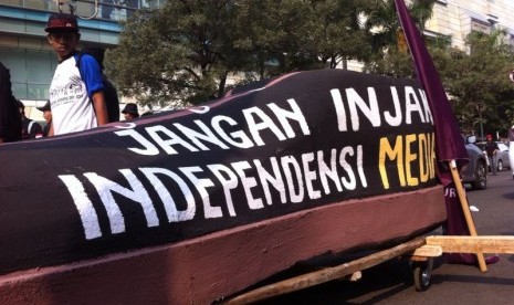 Aksi Aliansi Jurnalis Independen (AJI) Jakarta bersama gerakan buruh Pada Hari Buruh 2014, Kamis (1/5), yang mengusung tema “Jangan Injak Independensi Media!”