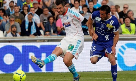 Aksi Andre-Pierre Gignac menjebol gawang Bastia yang dikawal Mickael Landreau.