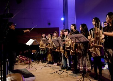 Aksi Angklung Hamburg Orchestra