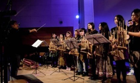 Aksi Angklung Hamburg Orchestra