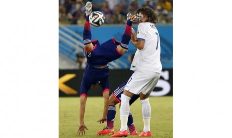 Aksi Atsuto Uchida (kiri) dari Jepang kepada Georgios Samaras (kanan) dari Yunani dipertandingan babak penyisihan antara Jepang dan Yunani di Estadio Arena das Dunas di Natal, Brasil,  Kamis (19/6).  (EPA/Kamil Krzacznyski).