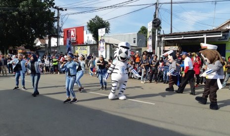 Aksi badut zebra dan pocil yang ikut menari modern, serta atrasi free style yang dilakukan delapan anggota Satlantas Polres Purwakarta, sangat menghibur warga, Ahad (10/1). Aksi tersebut, dalam rangka festivas millenial safety road yang diselenggarakan di kawasan CFD, Jl KK Singawinata. 