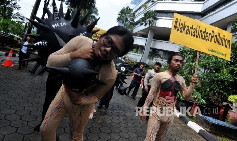 Sejumlah aktivis Greenpeace Indonesia melakukan aksi megenai bahaya polusi udara di halaman Kantor kementerian Kesehatan, Kuningan, Jakarta.