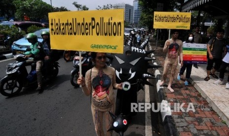 AKSI BAHAYA POLUSI UDARA. Sejumlah aktivis Greenpeace Indonesia melakukan aksi di Jalan H.R. Rasuna Said, Kuningan, Jakarta, Kamis (28/9).