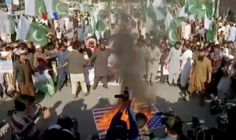 Aksi bakar bendera AS di Pakistan