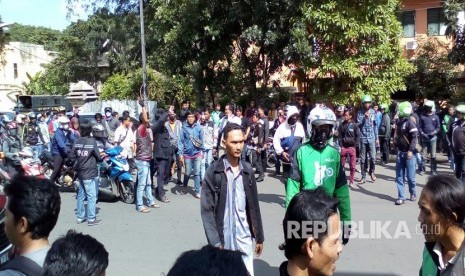 Aksi Balasan Ojek Online terhadap Supir Angkot. Aksi tersebut digelar di depan Polres Metro Tangerang untuk melaporkan pemukulan salah seorang pengendara ojek online oleh supir angkot. Rabu, (8/3). 