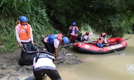 Aksi bebersih sampah di sejumlah titik Sungai Babura-Sungai Deli hingga Taman Hutan Kota PLN, Kelurahan Madras Hulu, Kecamatan Medan Polonia, Kota Medan, Sumatra Utara, Ahad (30/4/2023). 