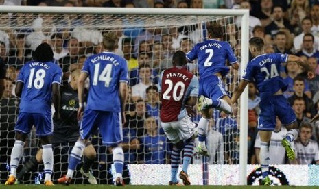 Aksi Bek Chelsea Branislav Ivanovic (tengah) saat mencetak gol kemenangan timnya atas Aston Villa.